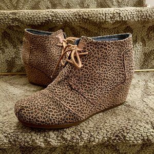 Women's TOMS Desert Wedge Heel Bootie in Leopard Cheetah Suede Size 8.5 M